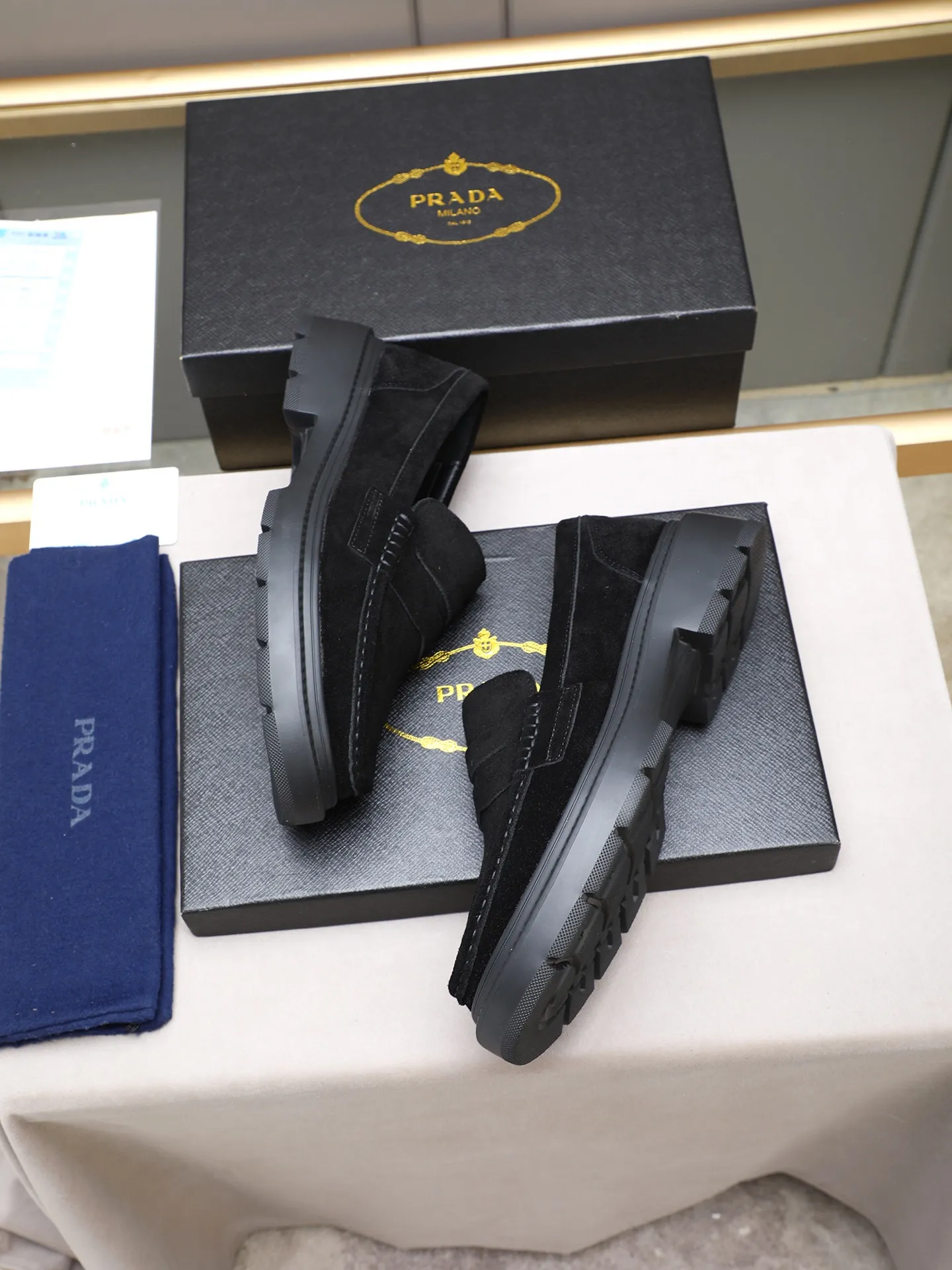 Men's shoes💰480 [Available on Tmall and Taobao major platforms] Prada men's best-selling premium casual leather shoes, imported first-layer matte cowhide loafers combine exquisite elements with modern charm, are strong in toughness, resistant to folding, not easily deformed, and durable in wear! Water-dyed sheep's ➕cow pad! Foam ultra-light and wear-resistant outsole, code number 38-44 (45 is custom-made, non-returnable and non-exchangeable)